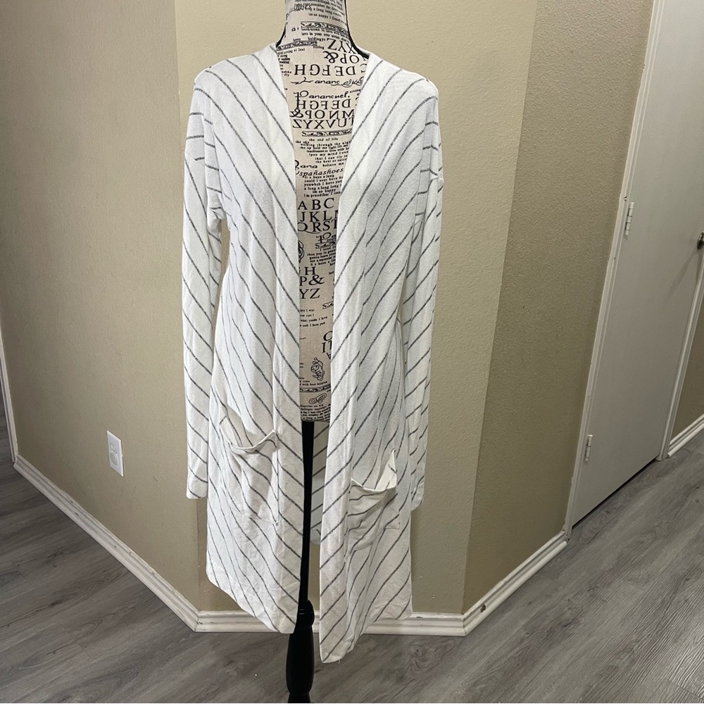 Elegant White Striped Cardigan